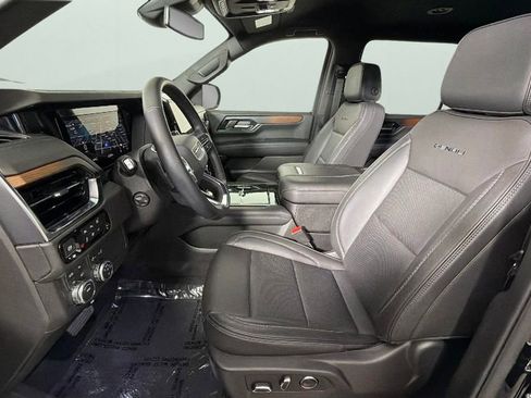 Used 2025 GMC Yukon XL Denali AWD/4WD image 17