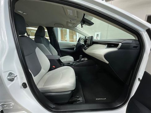 Used 2022 Toyota Corolla LE image 23