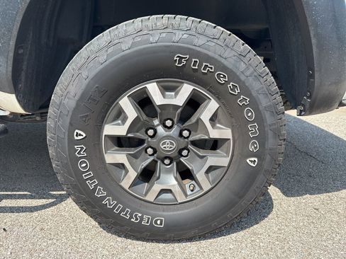 Used 2017 Toyota Tacoma TRD Off-Road w/ Tow Package (A/T) AWD/4WD image 8
