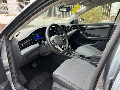 Used 2025 Volkswagen Jetta SE FWD image 6