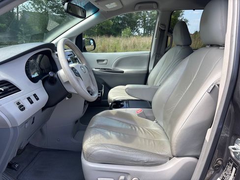 Used 2012 Toyota Sienna LE FWD image 12