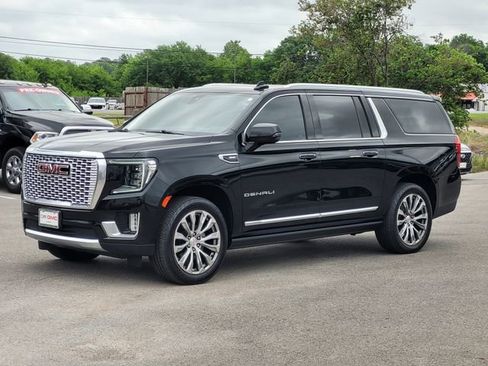 Used 2021 GMC Yukon XL Denali w/ Denali Premium Package AWD/4WD image 4