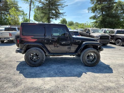 Used 2017 Jeep Wrangler Sahara image 6