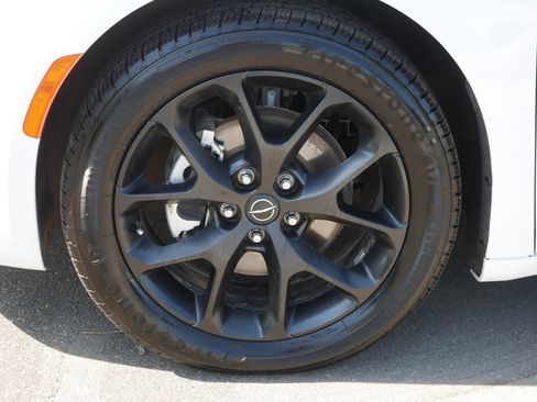 Used 2025 Chrysler Pacifica Limited FWD image 15