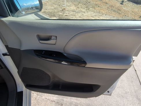 Used 2013 Toyota Sienna LE w/ Towing Pkg image 30