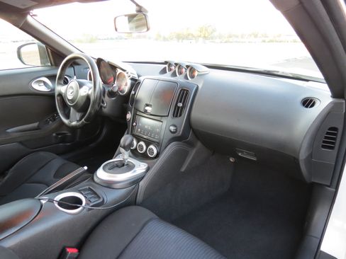 Used 2010 Nissan 370Z Coupe image 25