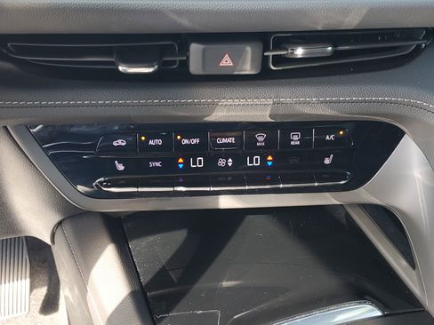 Used 2023 Buick Envision Essence image 26