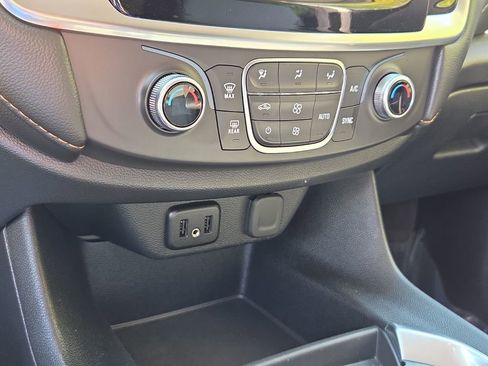 Used 2019 Chevrolet Traverse LT FWD image 22