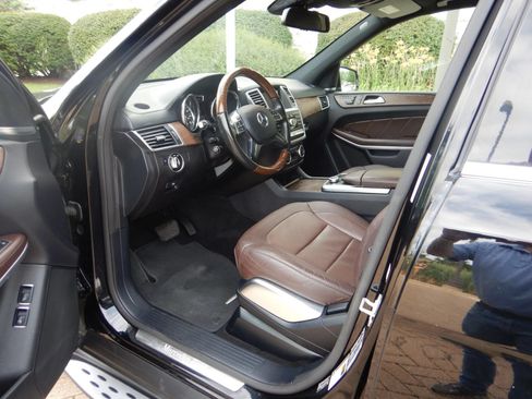 Used 2015 Mercedes-Benz GL 550 4MATIC image 11