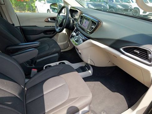 Used 2023 Chrysler Voyager LX image 33