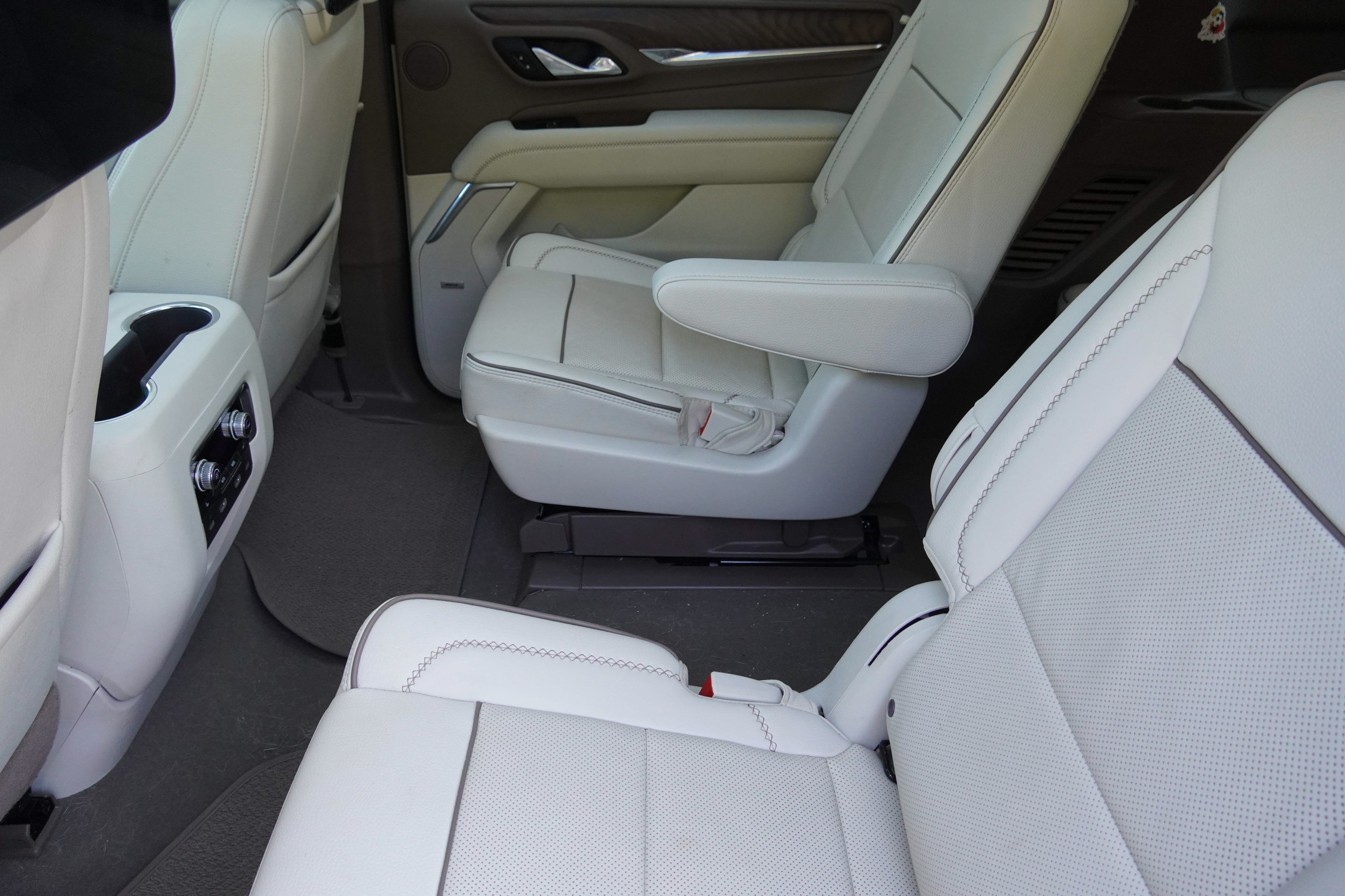 Used 2024 GMC Yukon Denali w/ Advanced Technology Package AWD/4WD image 37