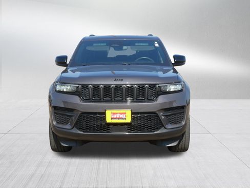 Used 2023 Jeep Grand Cherokee Altitude AWD/4WD image 2