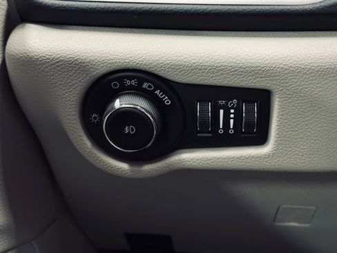 Certified 2023 Chrysler Pacifica Touring-L FWD image 35