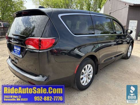 Used 2017 Chrysler Pacifica Touring w/ Tire & Wheel Group FWD image 5
