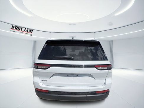 New 2025 Jeep Grand Cherokee Altitude image 4