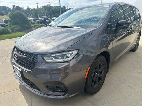 Used 2023 Chrysler Pacifica Limited w/ Uconnect Theater Family Group FWD image 3