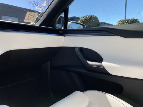 Used 2022 Tesla Model X Plaid image 19