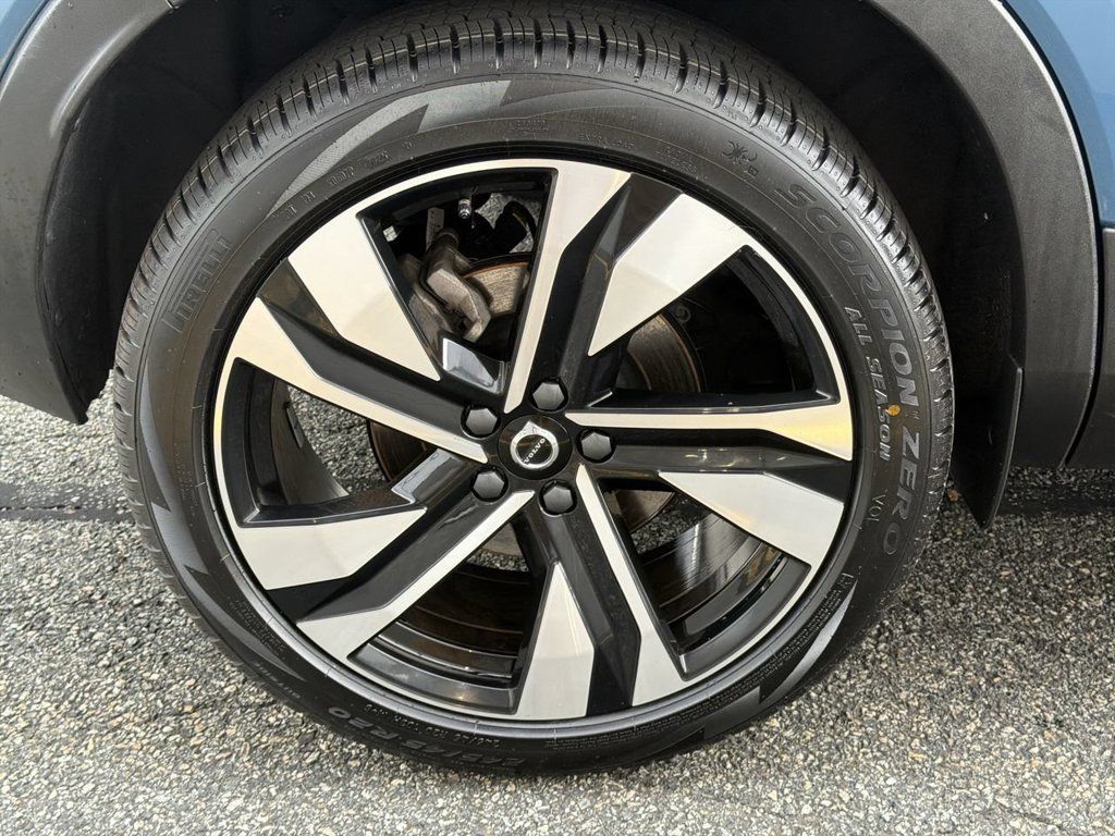 Certified 2024 Volvo XC40 B5 Plus w/ Climate Package AWD/4WD image 12