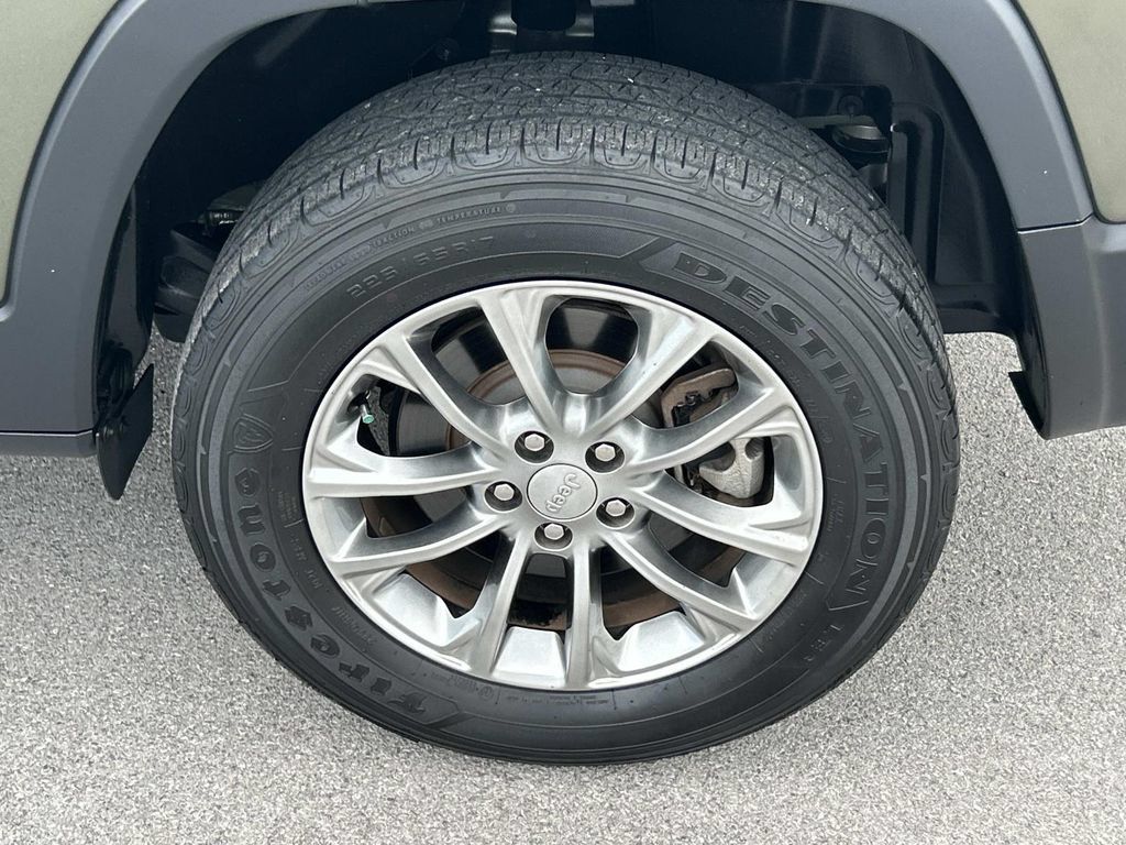Used 2021 Jeep Cherokee Latitude Lux w/ Comfort/Convenience Group AWD/4WD image 17