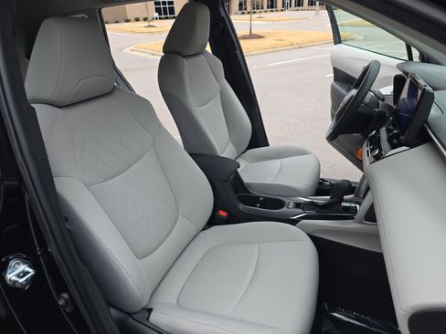 Used 2023 Toyota Corolla Cross L image 10