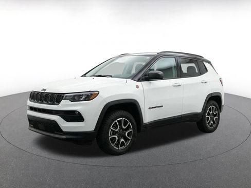 Used 2025 Jeep Compass Trailhawk AWD/4WD image 3