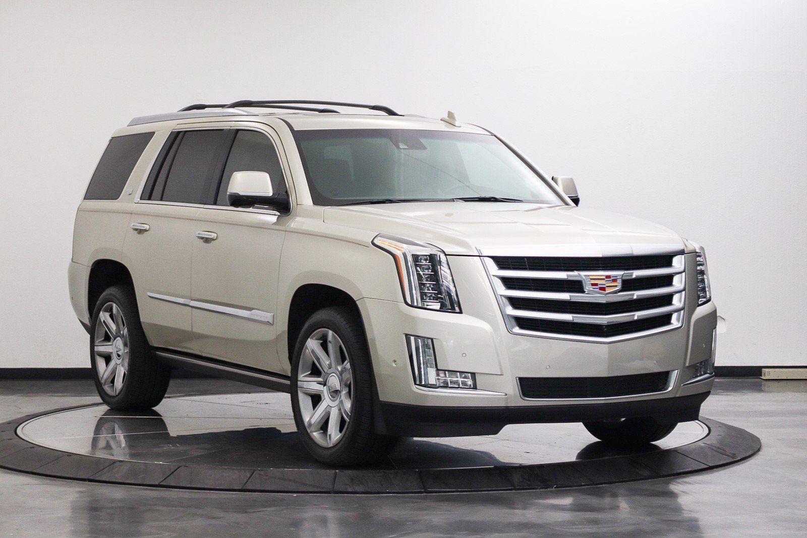 Used 2017 Cadillac Escalade Premium Luxury AWD/4WD image 7