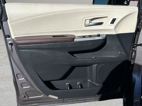 Used 2021 Toyota Sienna Platinum FWD image 18