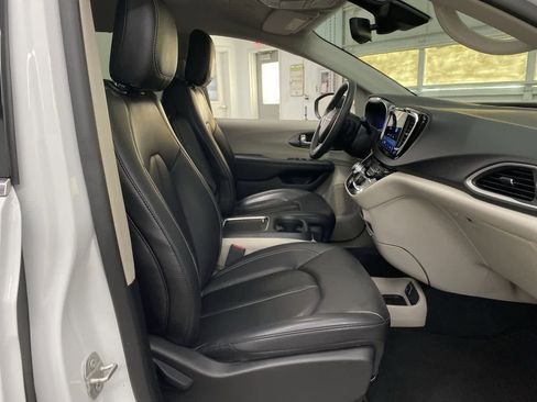 Used 2023 Chrysler Pacifica Touring-L FWD image 17