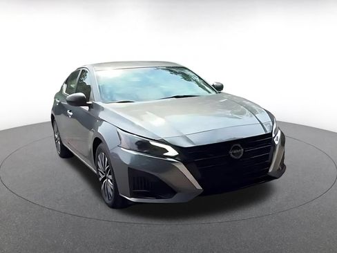 Used 2025 Nissan Altima 2.5 SV FWD image 3