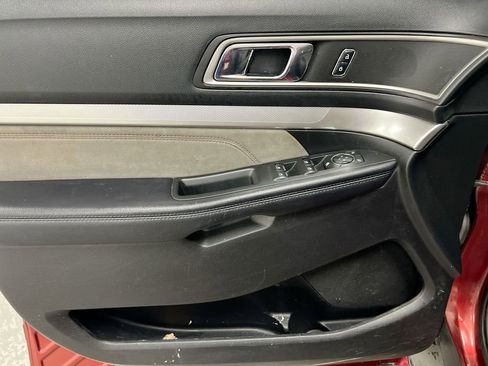 Used 2017 Ford Explorer XLT w/ Equipment Group 202A AWD/4WD image 21