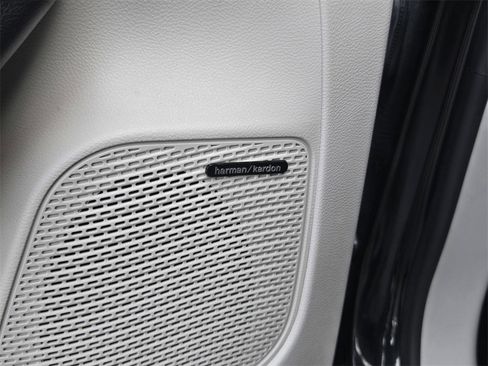 Used 2022 Chrysler Pacifica Limited w/ Uconnect Theater Family Group image 12