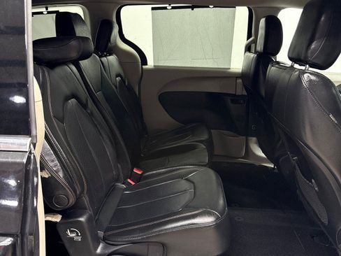 Used 2020 Chrysler Pacifica Touring-L FWD image 31