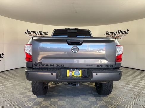Used 2018 Nissan Titan SV w/ SV Convenience Package image 5