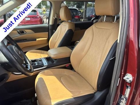 Used 2023 Kia Carnival LX FWD image 9