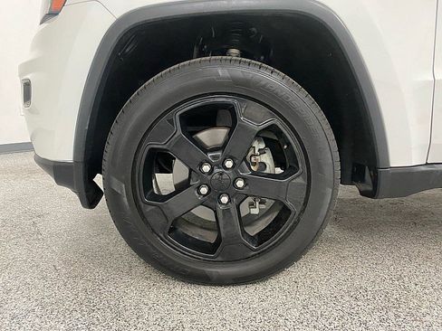 Used 2019 Jeep Grand Cherokee Laredo image 19