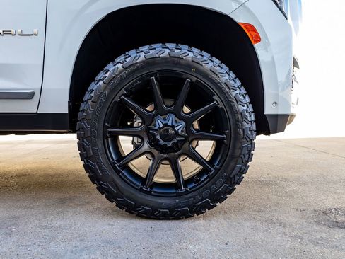 Used 2024 GMC Yukon XL Denali w/ Advanced Technology Package image 12