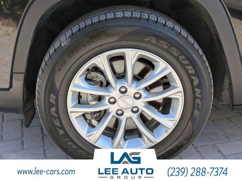 Used 2019 Jeep Cherokee Latitude w/ Popular Appearance Group image 8