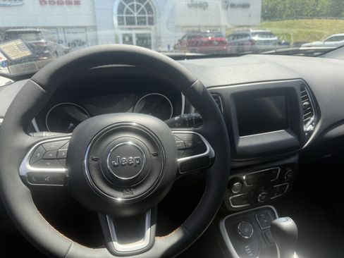 Used 2021 Jeep Compass Latitude AWD/4WD image 3