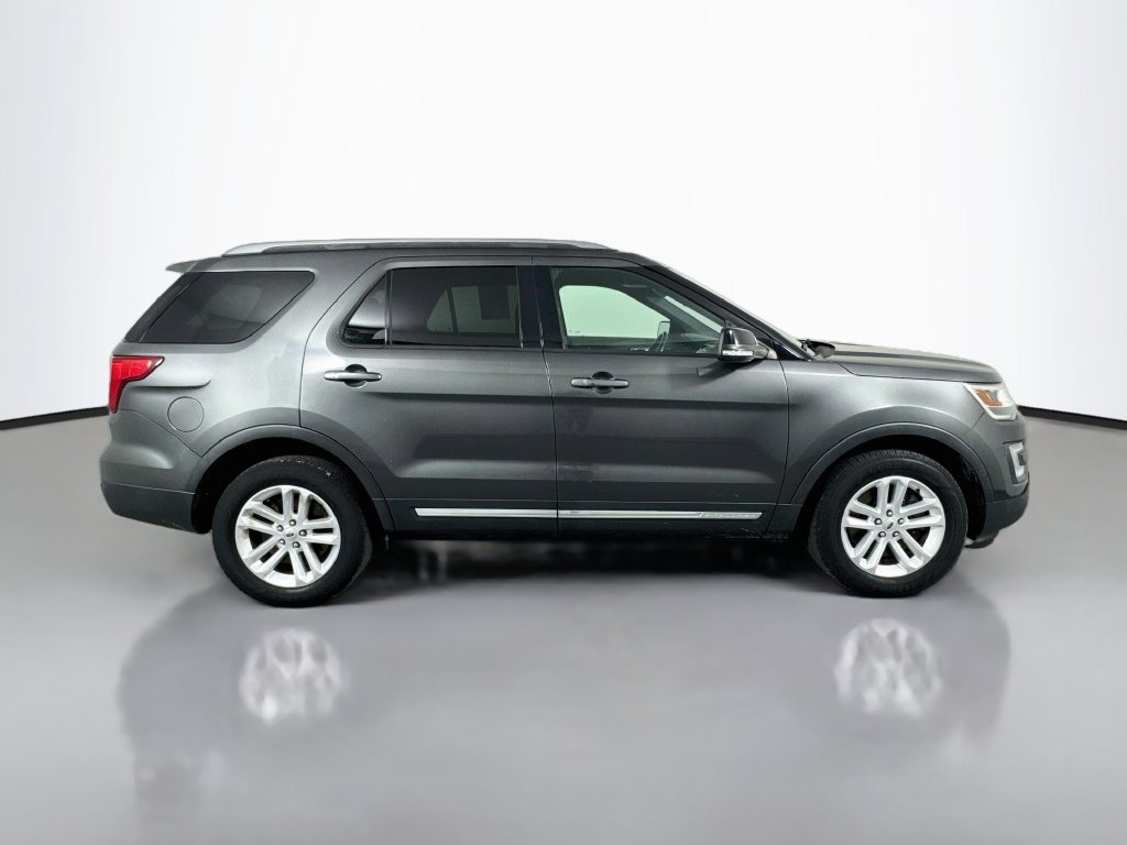 Used 2017 Ford Explorer XLT w/ Equipment Group 202A FWD image 4