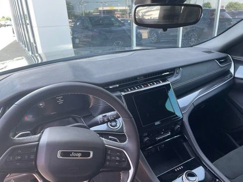 Used 2023 Jeep Grand Cherokee Altitude AWD/4WD image 9