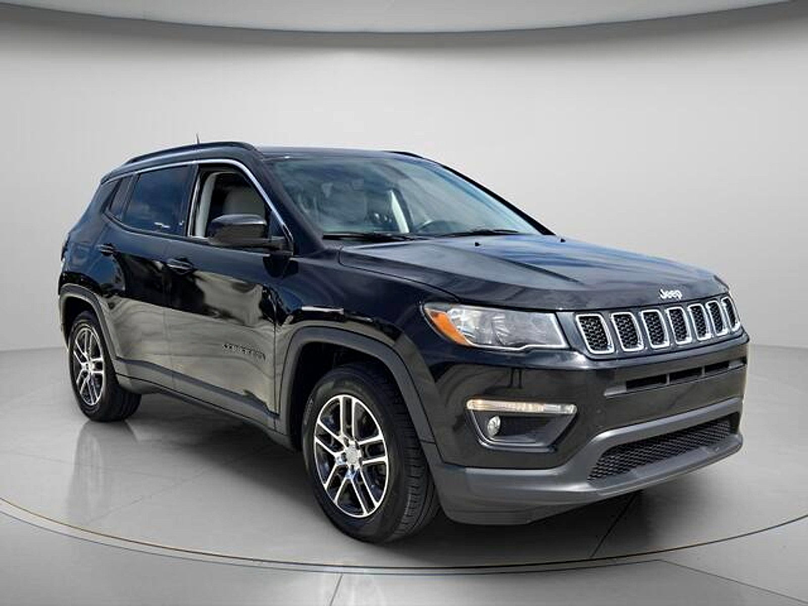 Used 2019 Jeep Compass Latitude FWD image 8