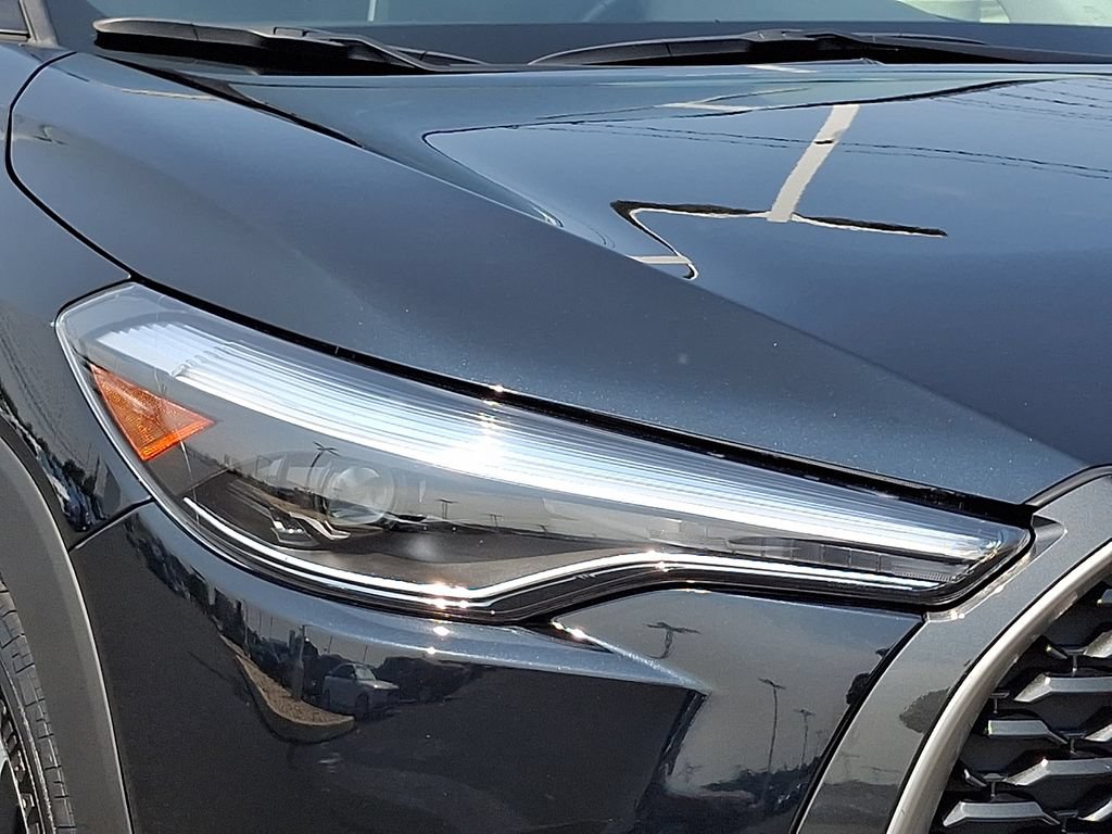 Certified 2025 Toyota Corolla Cross XLE FWD image 9