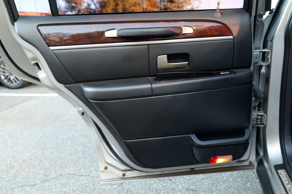 Used 2008 Lincoln Town Car Executive RWD image 28