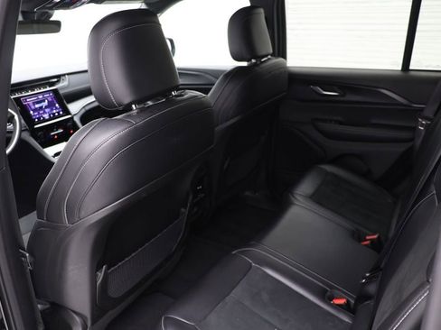 Used 2025 Jeep Grand Cherokee Altitude image 10