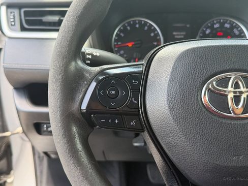 Used 2019 Toyota RAV4 LE FWD image 16