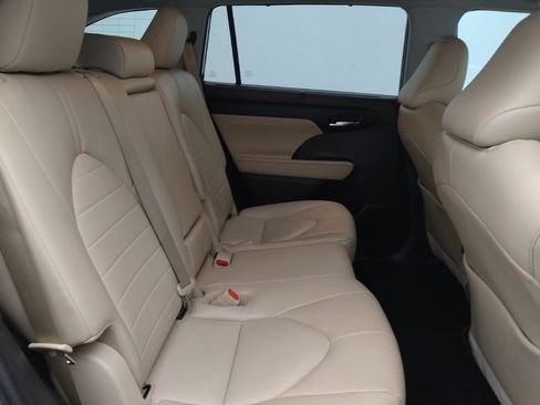 Used 2022 Toyota Highlander XLE FWD image 19