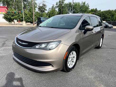 Used 2017 Chrysler Pacifica Touring FWD image 3