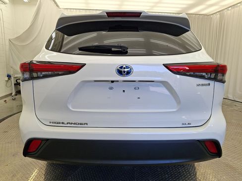 Certified 2020 Toyota Highlander XLE AWD/4WD image 27