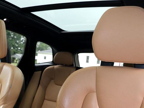 Used 2018 Volvo XC60 T5 Momentum w/ Vision Package image 11