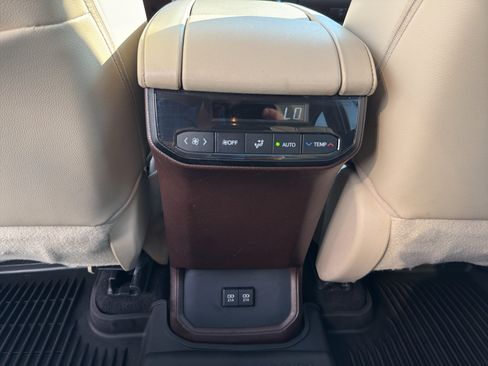 Used 2021 Toyota Highlander XLE AWD/4WD image 16